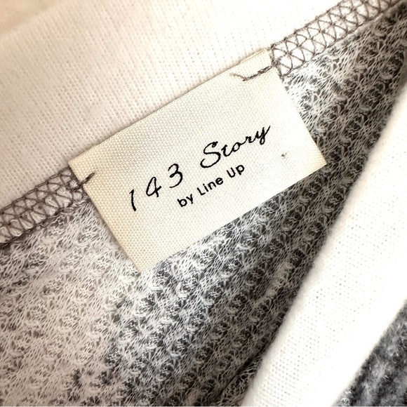 143 Story By Line Up Gray Snakeskin Sweatshirt Size Large - Picture 6 of 11